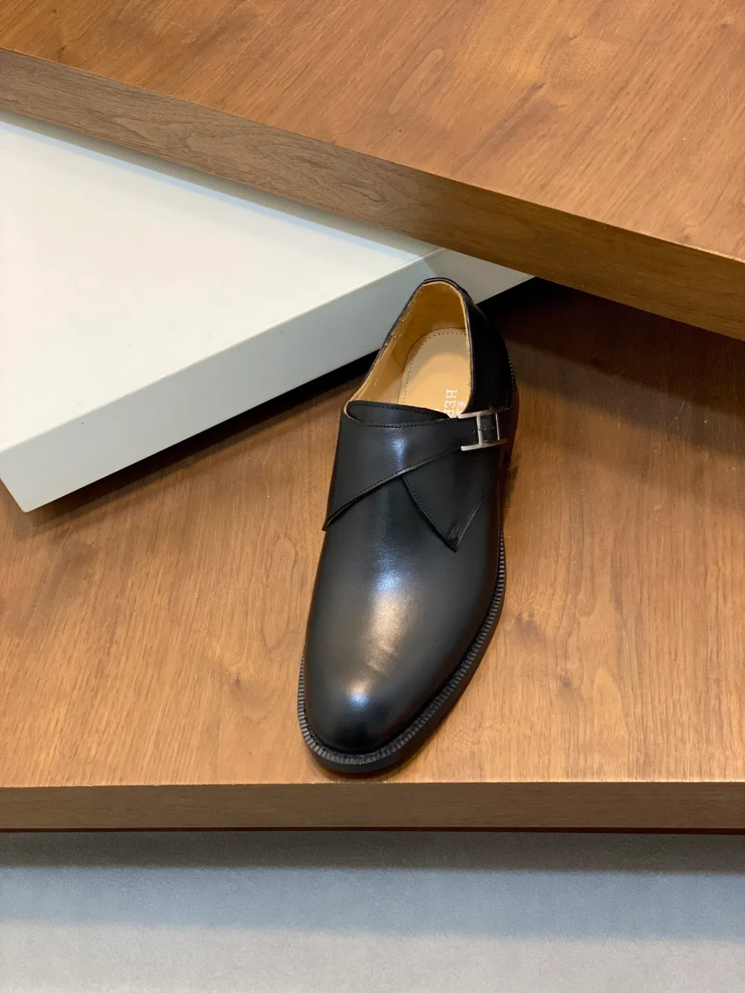 Men's shoes 💰780 HERMES/Hermès GAME slip-on loafers. These loafers are made of matte frosted calfskin. They are equipped with functional Kelly shoe buckles to easily create a fashionable urban style. They are equipped with genuine leather welts and lightweight grooved rubber foam outsole. They have genuine calfskin lining and silk-screen logo feet. They are slip-on design. They are novel and fashionable, with a handsome upper. Comes with a dust bag in the original box! Size: 39-40-41-42-43-44 standard leather shoe size (38/45 can be customized but does not support returns)